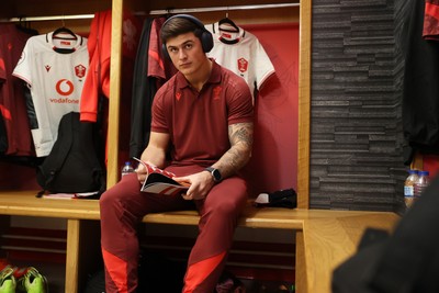 151125 - Wales v Japan - Quilter Nations Series - Louis Rees-Zammit of Wales in the dressing room before the game