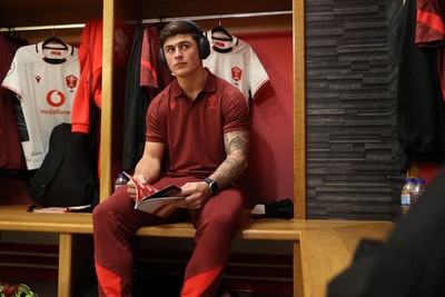 151125 - Wales v Japan - Quilter Nations Series - Louis Rees-Zammit of Wales in the dressing room before the game