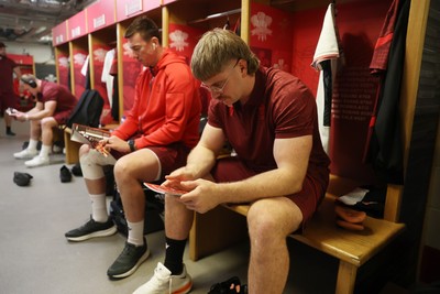 151125 - Wales v Japan - Quilter Nations Series - Adam Beard and Aaron Wainwright of Wales in the dressing room before the game
