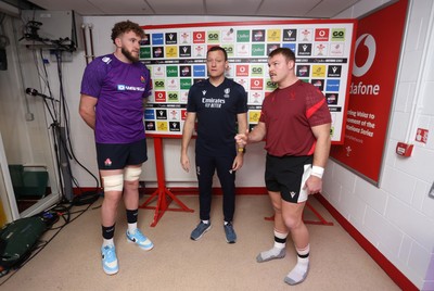 151125 - Wales v Japan - Quilter Nations Series - Captains during the coin toss