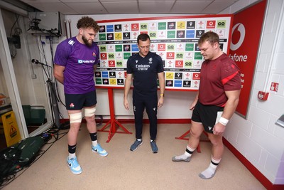 151125 - Wales v Japan - Quilter Nations Series - Captains during the coin toss