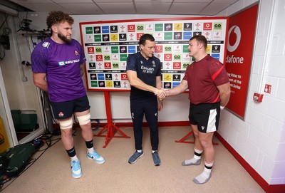 151125 - Wales v Japan - Quilter Nations Series - Captains during the coin toss