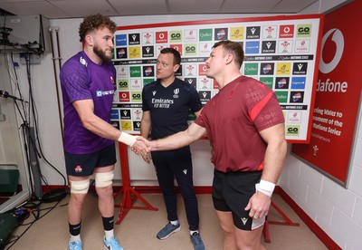 151125 - Wales v Japan - Quilter Nations Series - Captains during the coin toss