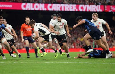 151125 - Wales v Japan - Quilter Nations Series - Dan Edwards of Wales finds a gap and scores a try