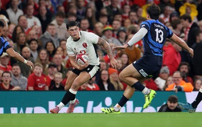 151125 - Wales v Japan - Quilter Nations Series - Louis Rees-Zammit of Wales is challenged by Dylan Riley of Japan 