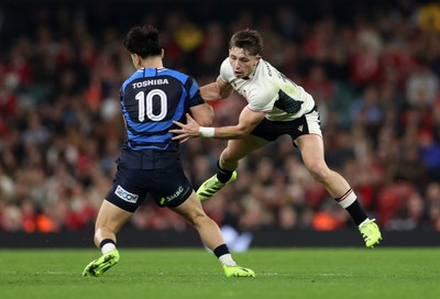 151125 - Wales v Japan - Quilter Nations Series - Dan Edwards of Wales has the ball stripped by Seungsin Lee of Japan 