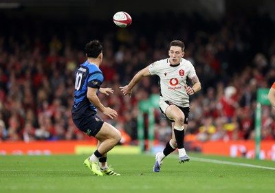 151125 - Wales v Japan - Quilter Nations Series - Josh Adams of Wales is challenged by Seungsin Lee of Japan 