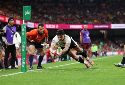 151125 - Wales v Japan - Quilter Nations Series - Louis Rees-Zammit of Wales scores a try