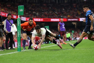 151125 - Wales v Japan - Quilter Nations Series - Louis Rees-Zammit of Wales scores a try
