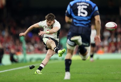 151125 - Wales v Japan - Quilter Nations Series - Dan Edwards of Wales kicks the conversion