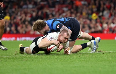 151125 - Wales v Japan - Quilter Nations Series - Nick Tompkins of Wales scores a try