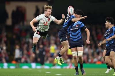 151125 - Wales v Japan - Quilter Nations Series - Blair Murray of Wales and Seungsin Lee of Japan go for the high ball
