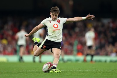 151125 - Wales v Japan - Quilter Nations Series - Dan Edwards of Wales kicks the conversion