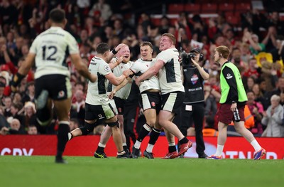 151125 - Wales v Japan - Quilter Nations Series - Jarrod Evans of Wales celebrates kicking the match winning penalty with team mates