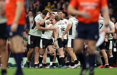 151125 - Wales v Japan - Quilter Nations Series - Jarrod Evans of Wales celebrates kicking the match winning penalty with team mates