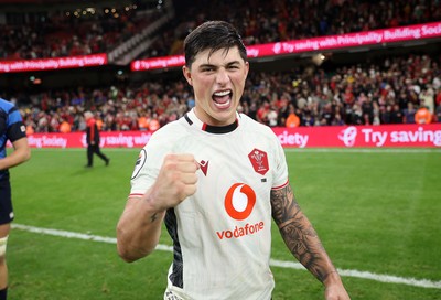 151125 - Wales v Japan - Quilter Nations Series - Louis Rees-Zammit of Wales celebrates at full time