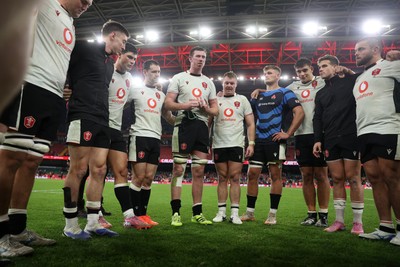 151125 - Wales v Japan - Quilter Nations Series - Wales team huddle at full time
