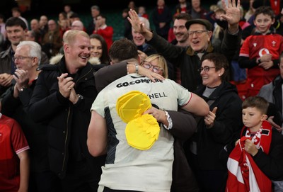 151125 - Wales v Japan - Quilter Nations Series - Olly Cracknell of Wales with family at full time