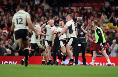 151125 - Wales v Japan - Quilter Nations Series - Jarrod Evans of Wales celebrates with team mates after kicking the winning penalty