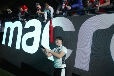 151125 - Wales v Japan - Quilter Nations Series - Dan Edwards of Wales with fans at full time