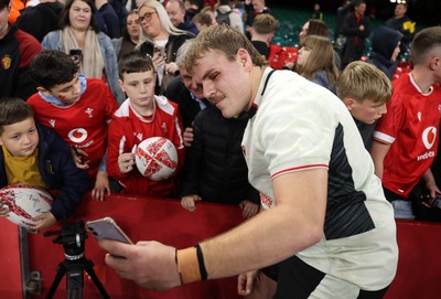 151125 - Wales v Japan - Quilter Nations Series - Archie Griffin of Wales with fans at full time