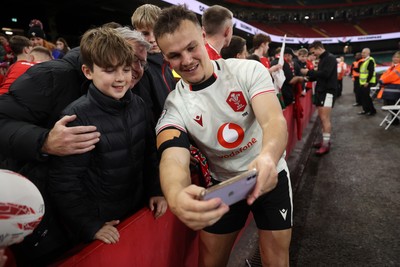 151125 - Wales v Japan - Quilter Nations Series - Jarrod Evans of Wales with fans at full time