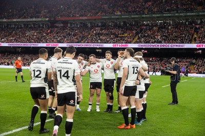 151125 - Wales v Japan - Quilter Nations Series - Wales team huddle before the game