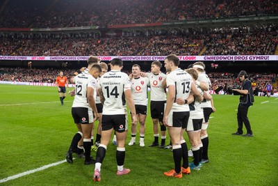 151125 - Wales v Japan - Quilter Nations Series - Wales team huddle before the game