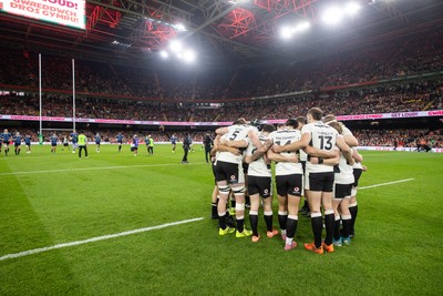 151125 - Wales v Japan - Quilter Nations Series - Wales team huddle before the game