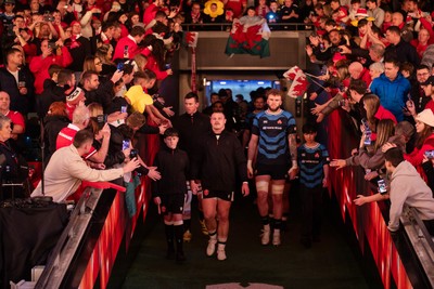 151125 - Wales v Japan - Quilter Nations Series - Teams walk down the tunnel at the start of the match