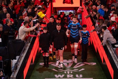 151125 - Wales v Japan - Quilter Nations Series - Teams walk down the tunnel at the start of the match