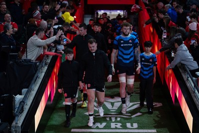 151125 - Wales v Japan - Quilter Nations Series - Teams walk down the tunnel at the start of the match