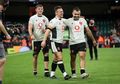151125 - Wales v Japan - Quilter Nations Series - Alex Mann, Jarrod Evans and Liam Belcher of Wales 