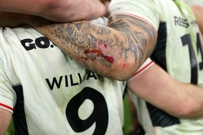 151125 - Wales v Japan - Quilter Nations Series - Louis Rees-Zammit of Wales 