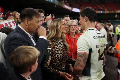 151125 - Wales v Japan - Quilter Nations Series - Louis Rees-Zammit of Wales with family