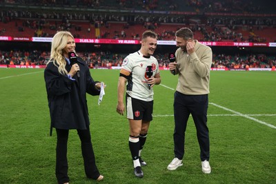 151125 - Wales v Japan - Quilter Nations Series - Jarrod Evans of Wales with Dan Biggar at full time