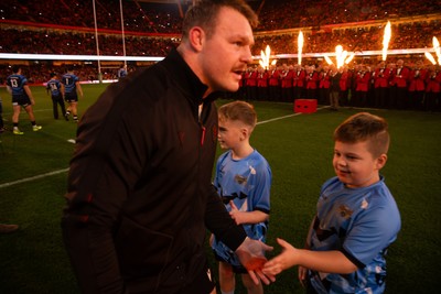 151125 - Wales v Japan - Quilter Nations Series - Dewi Lake of Wales with mascots