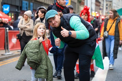 151125 - Wales v Japan - Quilter Nations Series - Wales fans outside the stadium