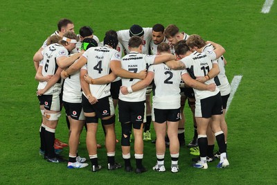 151125 - Wales v Japan - Quilter Nations Series - Wales team huddle before kick off