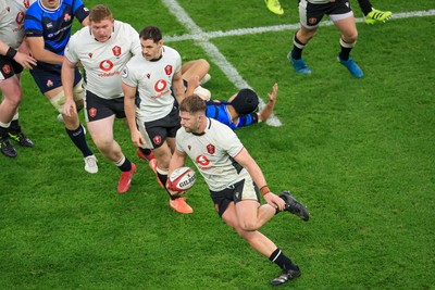 151125 - Wales v Japan - Quilter Nations Series - Olly Cracknell of Wales 