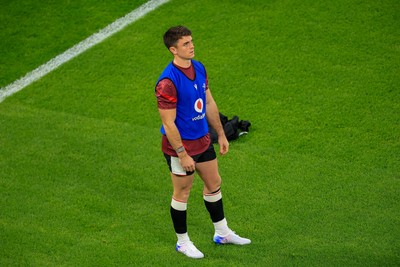 151125 - Wales v Japan - Quilter Nations Series - Reuben Morgan-Williams of Wales warming up before game 