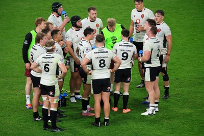151125 - Wales v Japan - Quilter Nations Series - Wales players during break in game