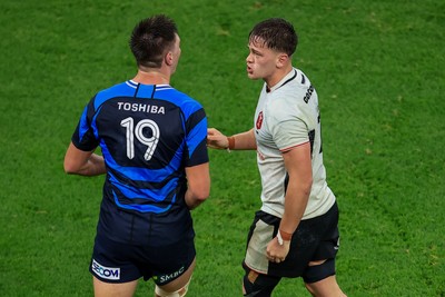 151125 - Wales v Japan - Quilter Nations Series - Alex Mann of Wales  clashes with Harry Hockings of Japan
