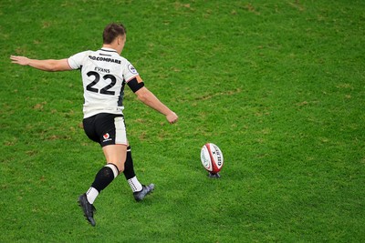 151125 - Wales v Japan - Quilter Nations Series - Jarrod Evans of Wales kicks winning penalty 