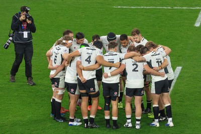 151125 - Wales v Japan - Quilter Nations Series - Wales players huddle before game 
