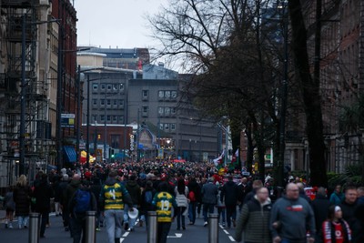 151125 - Wales v Japan - Quilter Nations Series - Fans in Westgate Street before the match