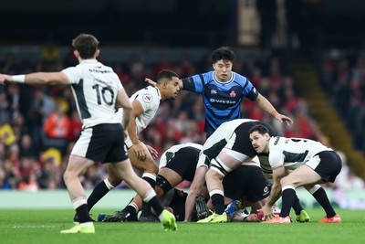 151125 - Wales v Japan - Quilter Nations Series - Tomos Williams of Wales passes the ball