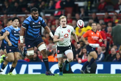 151125 - Wales v Japan - Quilter Nations Series - Blair Murray of Wales and Faulua Makisi of Japan chase the ball