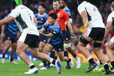 151125 - Wales v Japan - Quilter Nations Series - Naoto Saito of Japan passes the ball