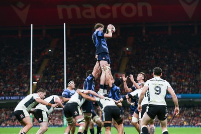 151125 - Wales v Japan - Quilter Nations Series - Warner Dearns of Japan wins a lineout